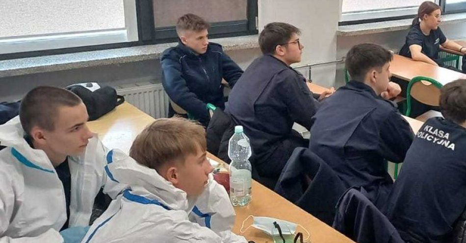 zdjęcie: Uczniowie poznali pracę technika kryminalistyki w Polkowicach / fot. KPP w Polkowicach