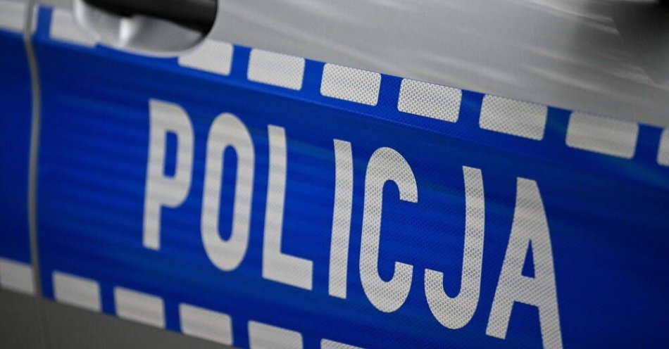 zdjęcie: Podlaskie: nie żyje 18-latek -  dwie osoby zatrzymane / Radom, 18.12.2025. Logo policji widoczne na radiowozie, 18 bm. (pp/mgut) PAP/Piotr Polak