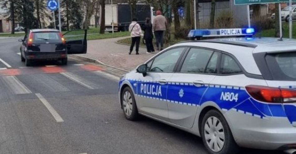 zdjęcie: Potrącenie rowerzysty na przejeździe rowerowym. Policjanci pracują na miejscu wypadku drogowego / fot. KMP w Słupsku