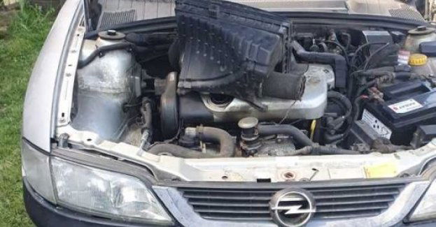 Tragiczny wypadek podczas naprawy samochodu. Mężczyzna zginął przygnieciony przez pojazd.