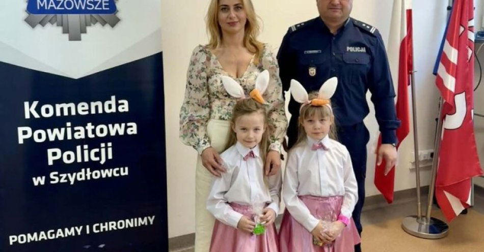 zdjęcie: Przedszkolaki składają życzenia policjantom w Szydłowcu / fot. KPP w Szydłowcu