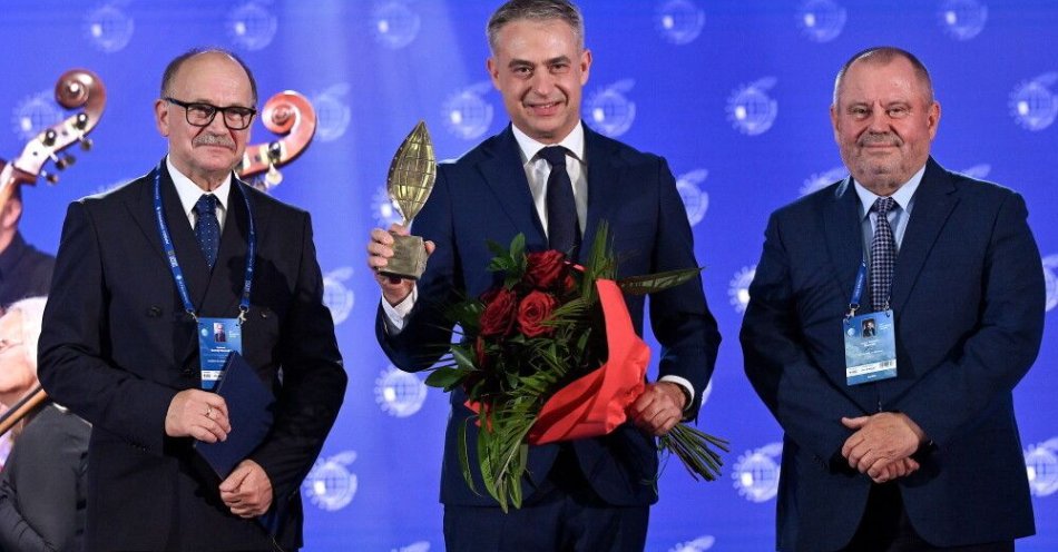 zdjęcie: Krzysztof Gawkowski z nagrodą Człowieka Roku 2025 Forum Ekonomicznego w Karpaczu / fot. PAP