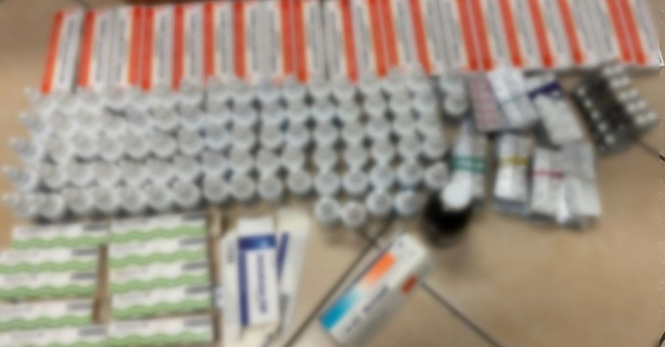 zdjęcie: Zatrzymany na targowisku z 800 tabletkami i kroplami do nosa / fot. KMP Białystok