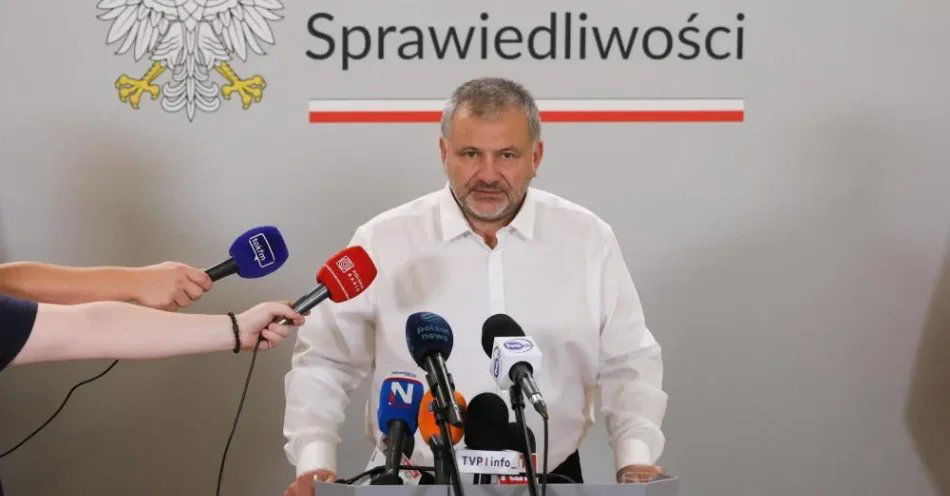 zdjęcie: Żurek: jest wniosek o aresztowanie na trzy miesiące dla szefa PKOl Radosława P. / Warszawa, 27.08.2026. Minister sprawiedliwości, prokurator generalny Waldemar Żurek podczas oświadczenia dla mediów w siedzibie resortu w Warszawie, 27 bm. w związku z zatrzymaniem prezesa Polskiego Komitetu Olimpijskiego Radosława Piesiewicza. Zatrzymania dokonano w ramach śledztwa w sprawie ZondaCrypto. (amb) PAP/Paweł Supernak