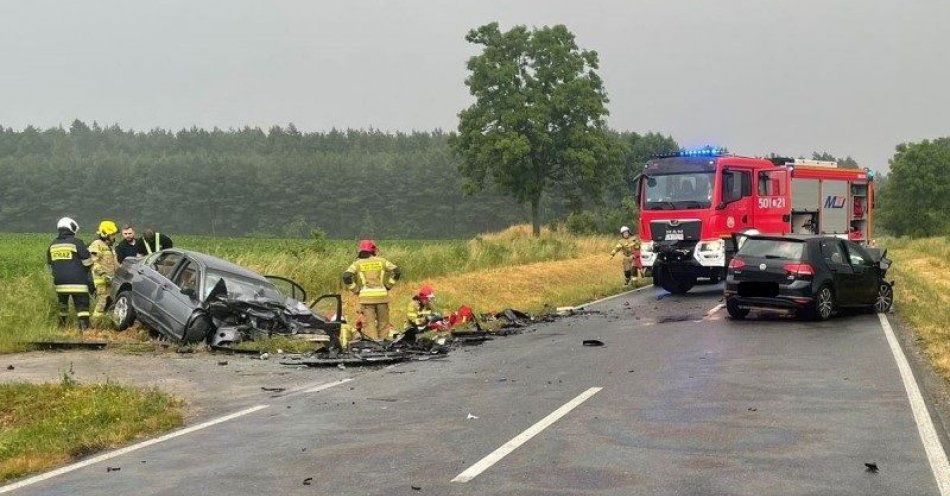 zdjęcie: Czołowe zderzenie samochodów na drodze pomiędzy Świętoszynem a Miłosławicami / fot. KPP w Miliczu