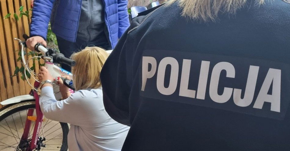 zdjęcie: Kolejne rowery włocławian oznakowali policjanci / fot. KMP we Włocławku