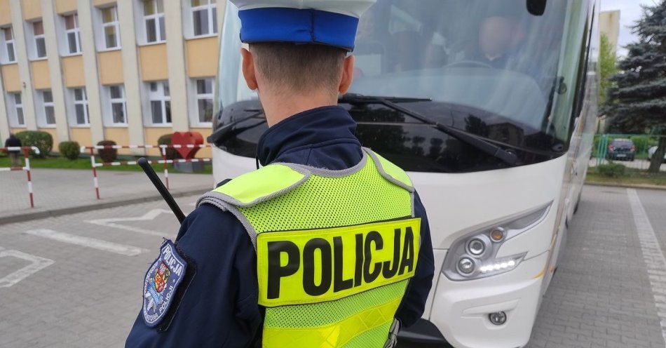 zdjęcie: Szkolne wycieczki pod kontrolą świebodzińskich policjantów / fot. KPP Świebodzin