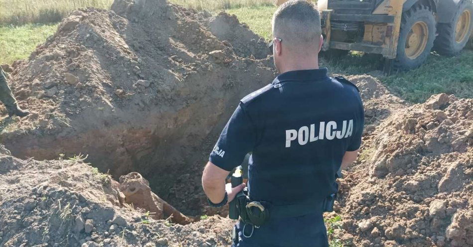 zdjęcie: Policjanci zabezpieczyli miejsce znalezienia potężnego niewybuchu. / fot. KPP w Gołdapi