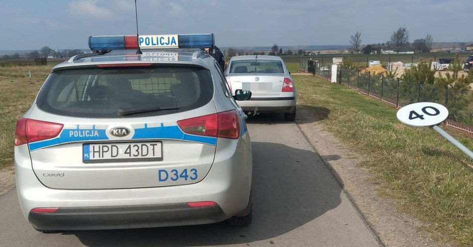 zdjęcie: Na widok radiowozu wjechał w znak drogowy. Był nietrzeźwy i nie posiadał uprawnień do kierowania / fot. KPP Włodawa