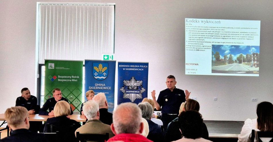 zdjęcie: Bezpieczeństwo mieszkańców w Mokrej Lewej z dzielnicowymi / fot. KMP w Skierniewicach