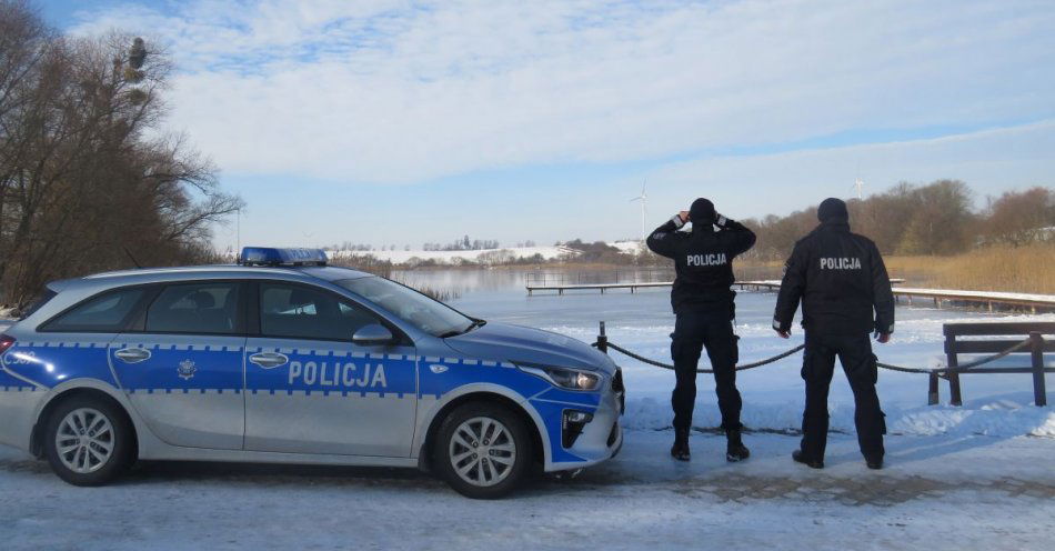 zdjęcie: Kontrola zamarzniętych zbiorników wodnych / fot. KMP w Grudziądzu