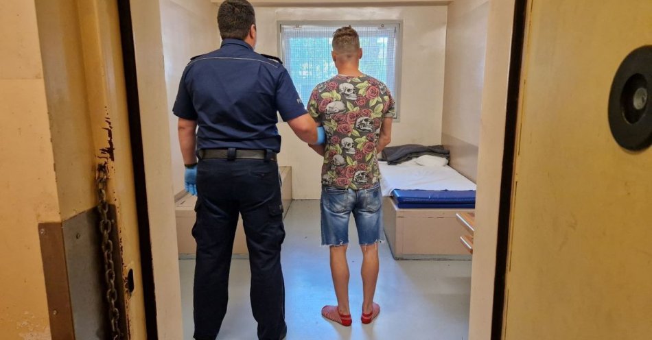 zdjęcie: Policjanci zatrzymali sprawcę przywłaszczenia portfela / fot. KPP w Pabianicach