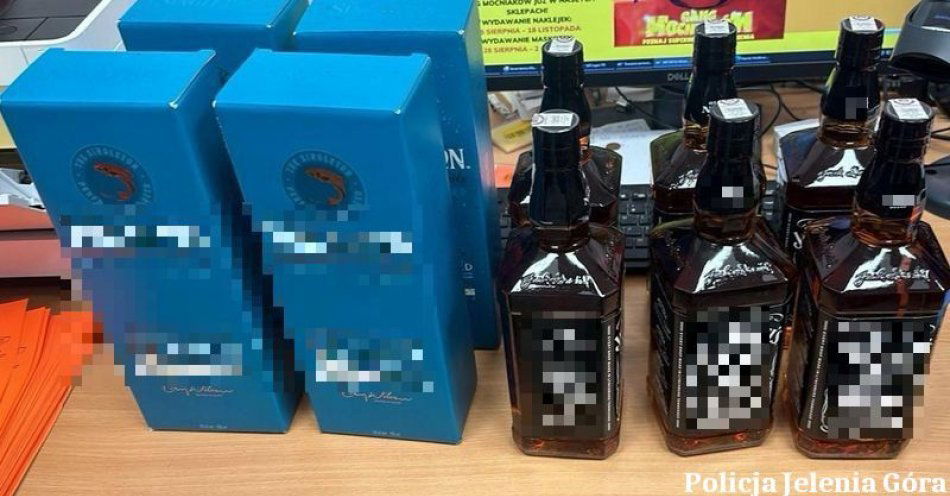 zdjęcie: Ukradł kilka butelek markowej whisky. Został zatrzymany, a towar odzyskany / fot. KMP w Jeleniej Górze