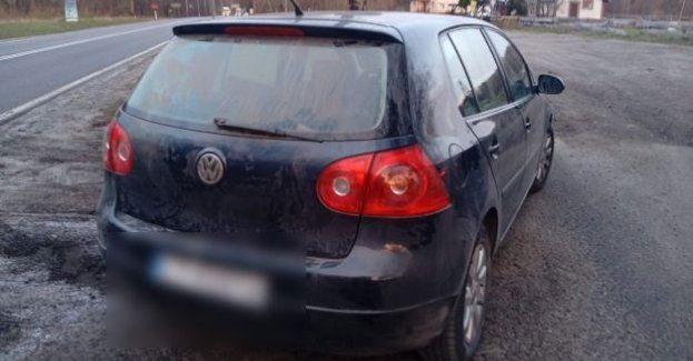 Blokował pas ruchu. Okazało się, że kierowca był pod wpływem alkoholu i razem z pasażerem ukradli znaki drogowe. Dalszą jazdę uniemożliwili im dzielni