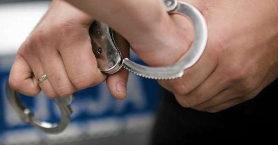 zdjęcie: Policja zatrzymała poszukiwanego i zabezpieczyła narkotyki / fot. KPP w Dzierżonowie kajdanki1