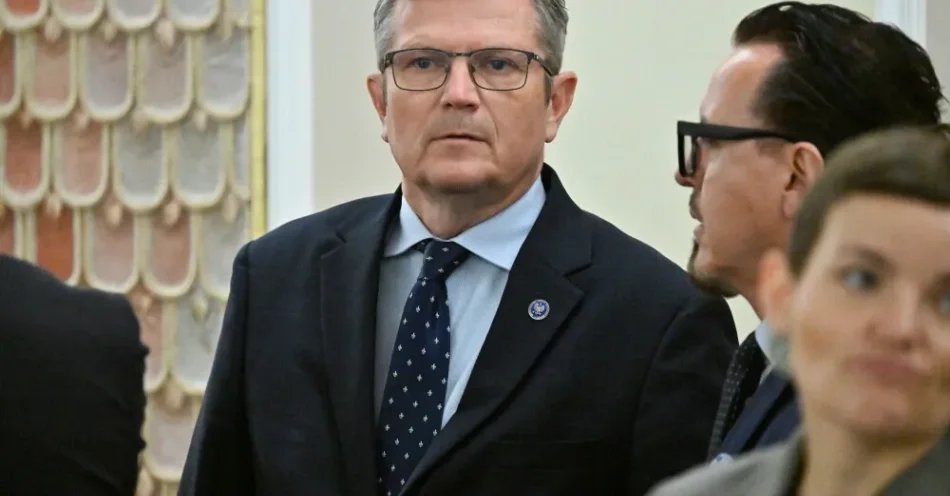 zdjęcie: Bosacki: gdyby w Panteonie Narodowym Ukrainy byli odpowiedzialni za zbrodnie, pogorszyłoby to jej stosunki z Polską i Europą / Warszawa, 18.08.2026. Sekretarz stanu w MSZ Marcin Bosacki (L) i minister aktywów państwowych Wojciech Balczun (2P) na posiedzeniu rządu w KPRM w Warszawie, 18 bm. Rada Ministrów zajmie się m.in. projektem ustawy chroniącej rolników przed roszczeniami sąsiadów skarżących się na hałas czy nieprzyjemne zapachy. Ministrowie wysłuchają też informacji wiceszefowej MON Magdaleny Sobkowiak-Czarneckiej nt. podejmowanych działań związanych z rozwojem i wzmacnianiem potencjału krajowego przemysłu obronneg