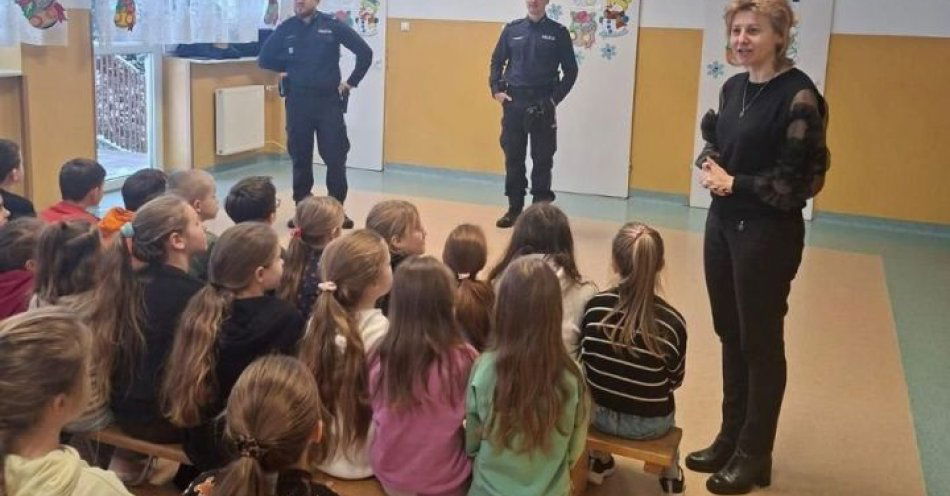 zdjęcie: Policjanci przypominają zasady bezpiecznych ferii / fot. KPP Końskie Bezpieczne ferie zimowe