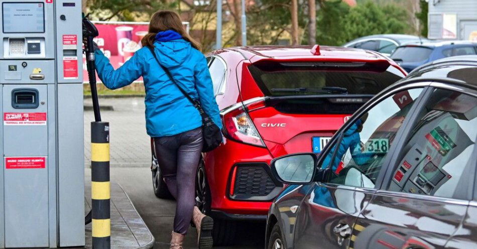 zdjęcie: Mimo obniżki cen paliw w Polsce na przygranicznych stacjach nie widać wielu aut z zagranicy / Lubieszyn, 31.03.2026. Kolejka niemieckich kierowców na jednej z przygranicznych stacji benzynowych, 31 bm. w Lubieszynie. 31 bm. wszedł w życie rządowy pakiet 