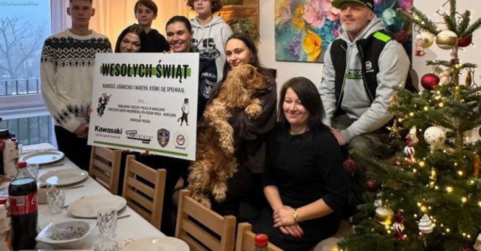 zdjęcie: Mundurowi i partnerzy wręczyli świąteczne prezenty dzieciom / fot. Komisariat Rzeczny Policji