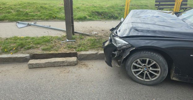 Pijany  uderzył autem w słup oświetleniowy. Ujęli go świadkowie
