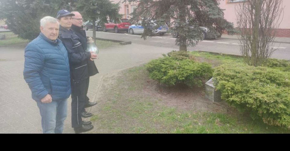zdjęcie: Policjanci oddali hołd kom. Józefowi Młodowiczowi / fot. KPP w Nakle nad Notecią