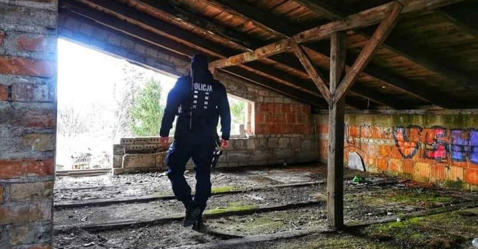 zdjęcie: Zimowa pomoc potrzebna natychmiast: jak uratować czyjeś życie / fot. KMP Łomża