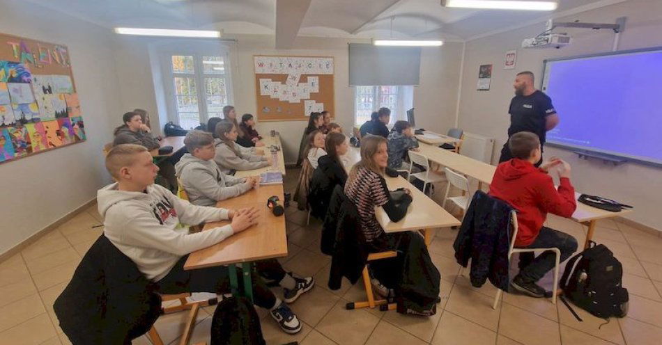 zdjęcie: Dzielnicowy uczył uczniów o odpowiedzialności prawnej / fot. KMP w Słupsku