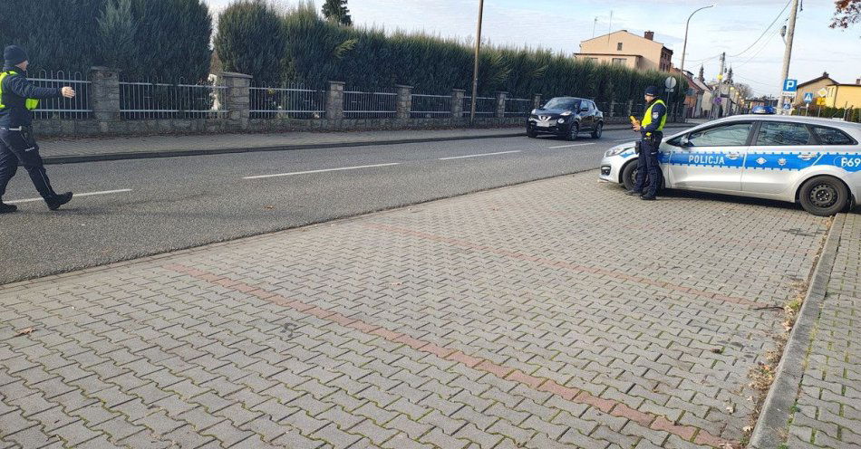 zdjęcie: Sprawdź światła w samochodzie bezpłatnie w Wieruszowie / fot. KPP w Wieruszowie