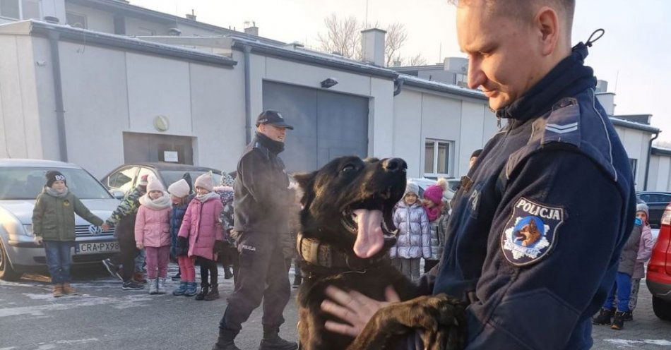 zdjęcie: Dzieci ze Zbrachlina odwiedziły aleksandrowskich policjantów / fot. KPP Aleksandrów