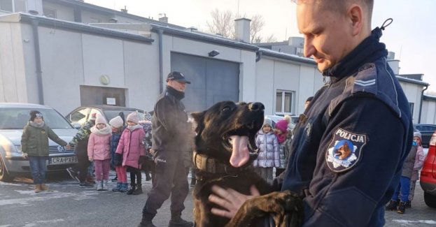 Dzieci ze Zbrachlina odwiedziły aleksandrowskich policjantów