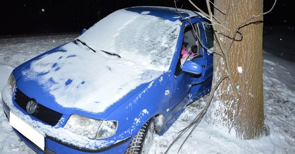 zdjęcie: Straciła panowanie nad autem, uderzyła w drzewo / fot. KMP Biała Podlaska