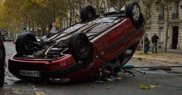 Jedna ofiara śmiertelna po zderzeniu samochodu ciężarowego z autobusem; droga S3 zablokowana
