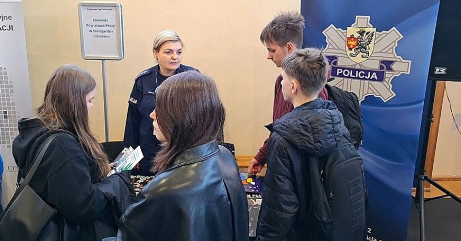 zdjęcie: Mundurowi zachęcali młodzież do służby w Policji / fot. KPP w Starogardzie Gdańskim