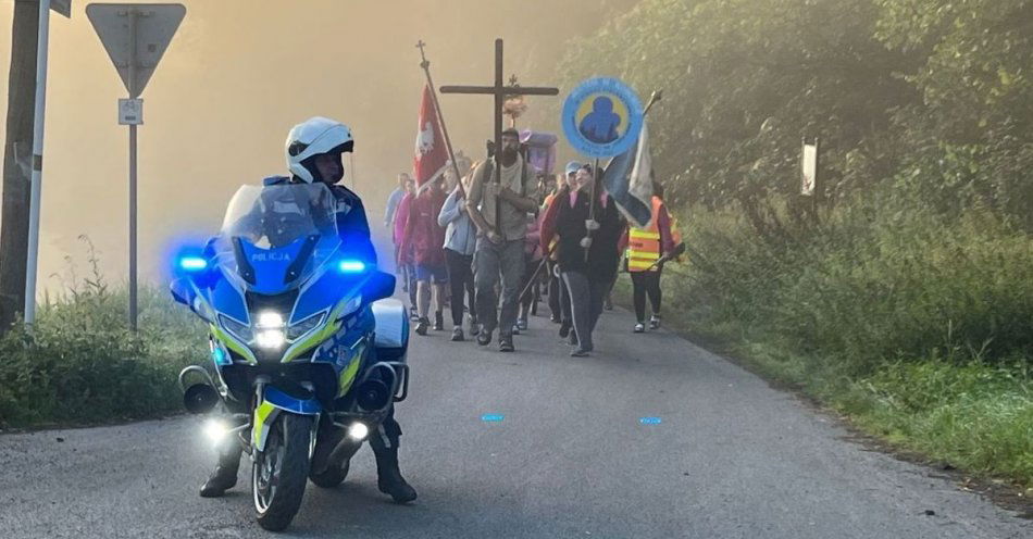 zdjęcie: Zabezpieczenie przemarszu pielgrzymów / fot. KPP w Pabianicach