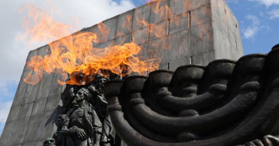 zdjęcie: Warszawa: w niedzielę zawyją syreny dla upamiętnienia powstania w getcie / Warszawa, 19.04.2025. Uroczystości z okazji 82. rocznicy wybuchu powstania w Getcie Warszawskim, 19 bm. przed Pomnikiem Bohaterów Getta w Warszawie. (mr) PAP/Paweł Supernak