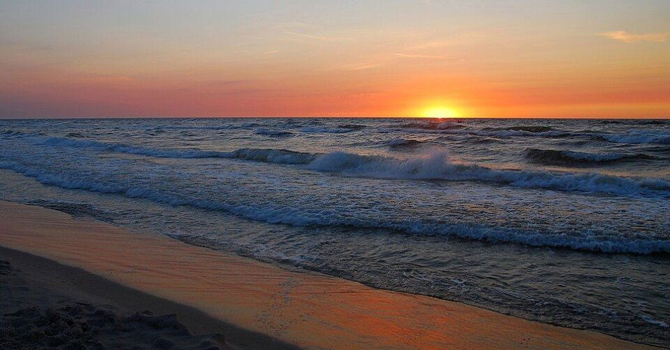 zdjęcie: Krynica Morska świętuje 35-lecie. Skolim, Enej i Leszek Możdżer na koncertach / Plaża nad Zatoką Gdańską, fot. Henryk Bielamowicz, CC BY-SA 4.0, https://commons.wikimedia.org/wiki/File:Krynica_Morska,_ba%C5%82tycka_pla%C5%BCa_(HB14).jpg