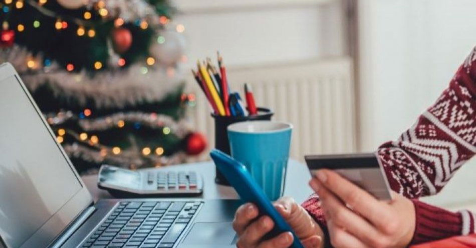 zdjęcie: Dni przed Świętami Bożego Narodzenia to czas, kiedy intensywnie korzystamy z Internetu, żeby zrobić ostatnie przedświąteczne zakupy – podchodźmy do ni / fot. KPP w Pułtusku