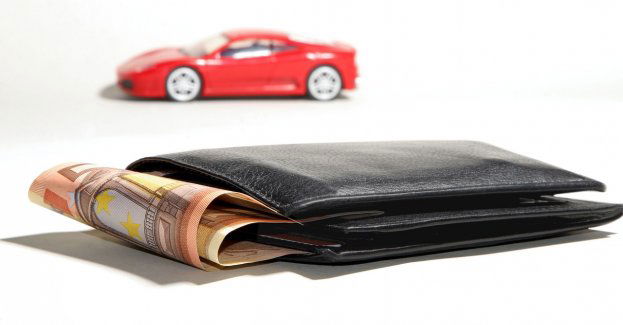 Zauważył otwarte okno w samochodzie i ukradł gotówkę