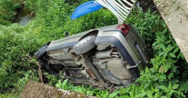 20-letni kierowca staranował barierki na moście i wpadł do rzeki- przyczyną była nadmierna prędkość