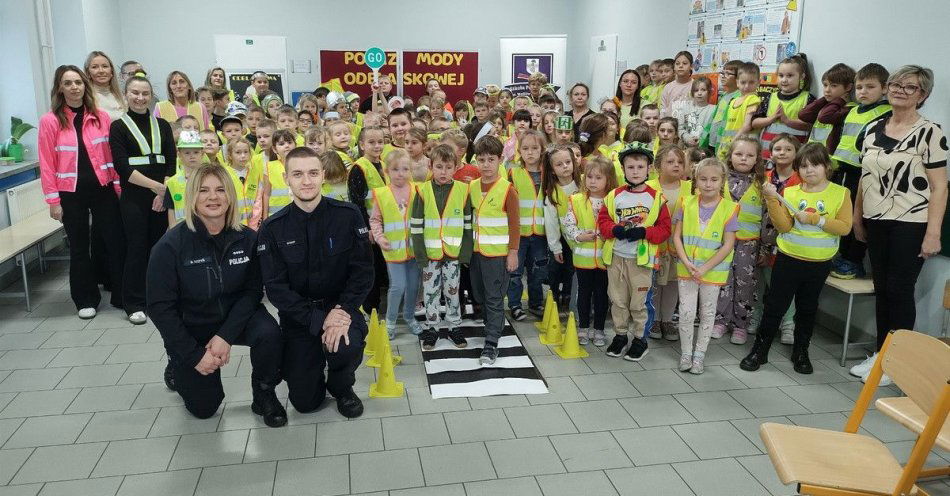 zdjęcie: Odblaskowa moda w Tucznie: uczniowie promują bezpieczeństwo / fot. KPP w Wałczu 1