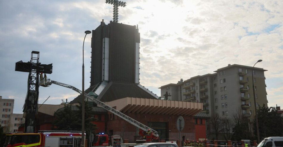 zdjęcie: Policja: zaprószenie ognia od zniczy prawdopodobną przyczyną pożaru krzyża w Warszawie / Warszawa, 03.04.2026. Spłonął krzyż przed kościołem parafialnym św. Maksymiliana Marii Kolbego przy ulicy Rzymowskiego w Warszawie, 3 bm. Jest to krzyż przed którym papież Jan Paweł II odprawił 2 czerwca 1979 na placu Zwycięstwa (obecnie plac marsz. Józefa Piłsudskiego) pierwszą mszę świętą w Polsce po objęciu Stolicy Piotrowej. (aldg) PAP/Leszek Szymański
***Do tego materiału zdjęciowego dostępna jest również depesza w systemie CSI, pt.: Warszawa/ Spłonął krzyż sprzed kościoła na Mokotowie***