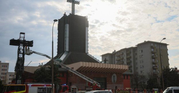 Policja: zaprószenie ognia od zniczy prawdopodobną przyczyną pożaru krzyża w Warszawie