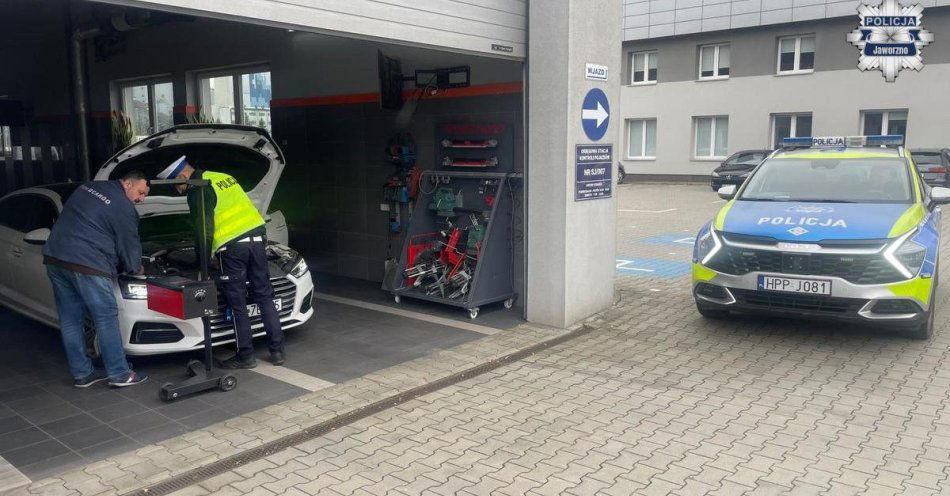 zdjęcie: Sprawdź oświetlenie auta przed zimą akcja w Jaworznie / fot. KMP w Jaworznie