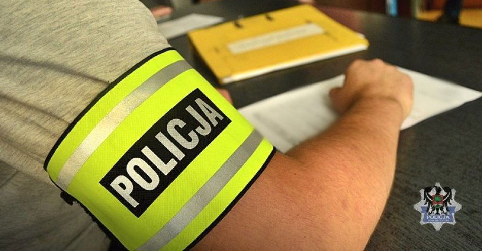 zdjęcie: Głuszyccy policjanci przyjechali na interwencję domową i tam zatrzymali poszukiwanego 25-latka / fot. KMP w Wałbrzychu