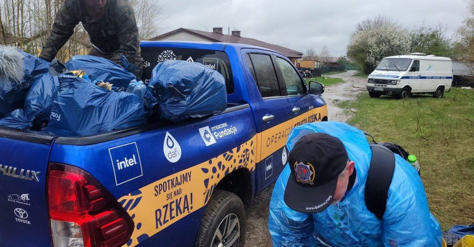 zdjęcie: Policjanci w operacji „Czysta Rzeka we Włodawie” / fot. KPP Włodawa