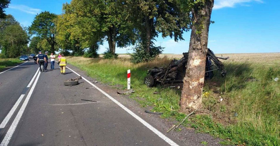 zdjęcie: Trwają utrudnienia w ruchu na trasie Barkowo – Bińcze. Policjanci pracują przy tragicznym wypadku drogowym / fot. KPP w Człuchowie