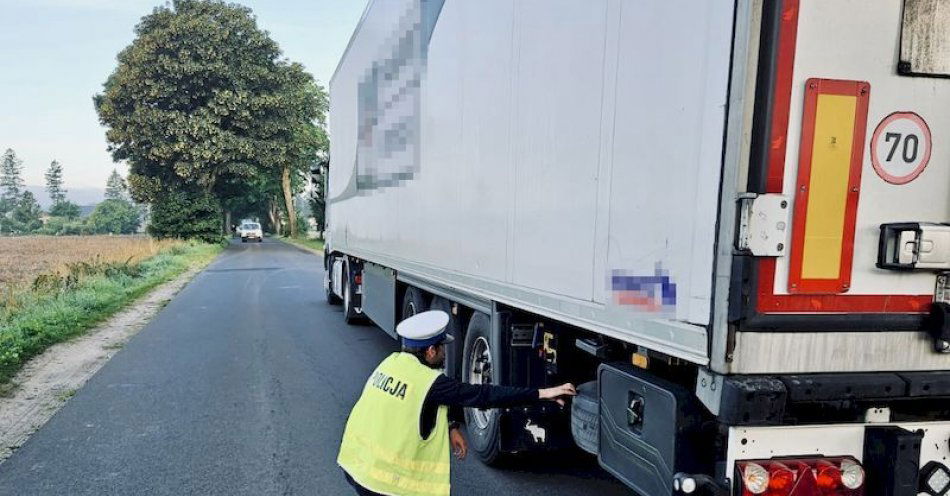 zdjęcie: Tragiczny wypadek w Gminie Potęgowo. Ciężarówka najechała na leżącego na drodze mężczyznę. / fot. KMP w Słupsku