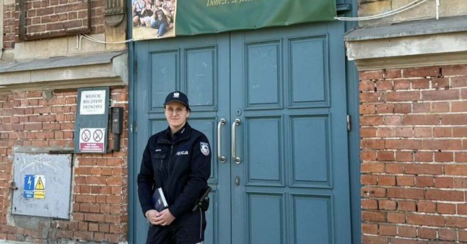 zdjęcie: Dzielnicowa rozmawiała z licealistami o odpowiedzialności prawnej / fot. KMP w Sopocie