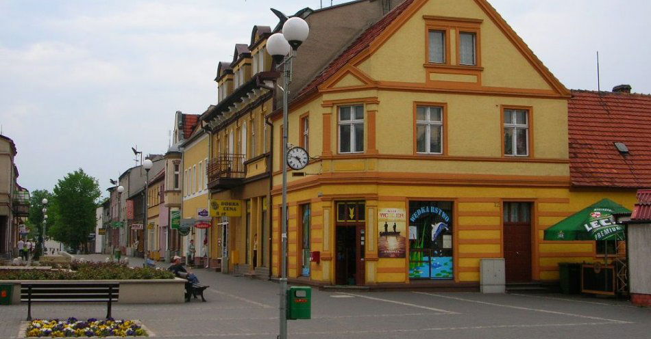 zdjęcie: Złotów otrzymał 135 tys. zł na ekologiczne strefy pływające / Złotów — rynek miejski