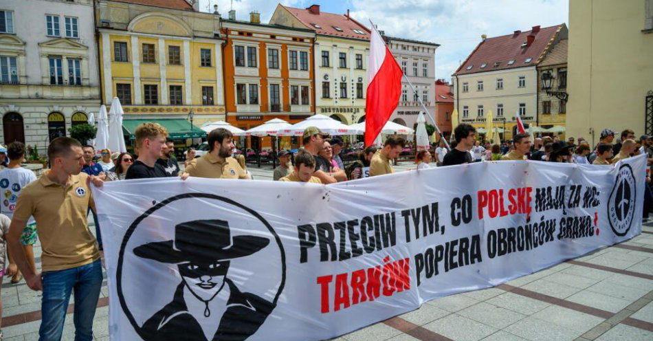 zdjęcie: Konfederacja chce zamknięcia granic dla nielegalnej imigracji; środowiska lewicowe przeciw rasistowskim hasłom / fot. PAP